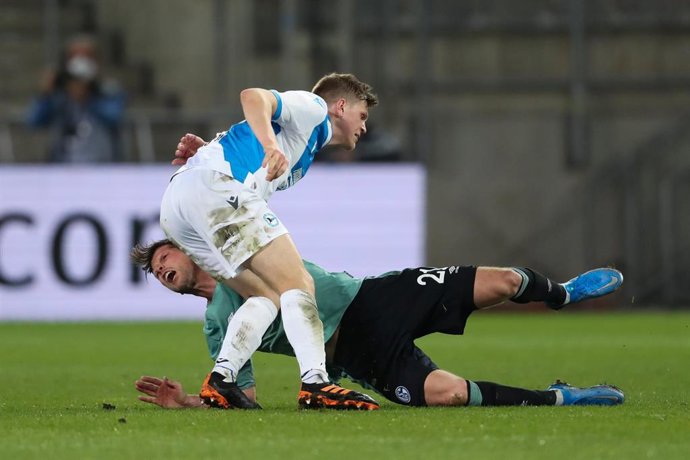 Los jugadores del Schalke fueron agredidos tras descender a la segunda división alemana.