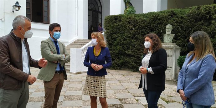 La delegada territorial de Educación y Deporte de la Junta de Andalucía en Córdoba, Inmaculada Troncoso (centro), visita el IES Maimónides.