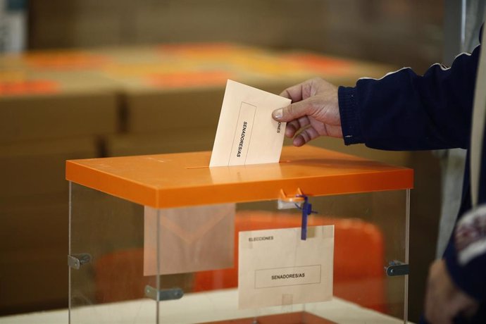 Archivo - Una persona votando en unas elecciones.