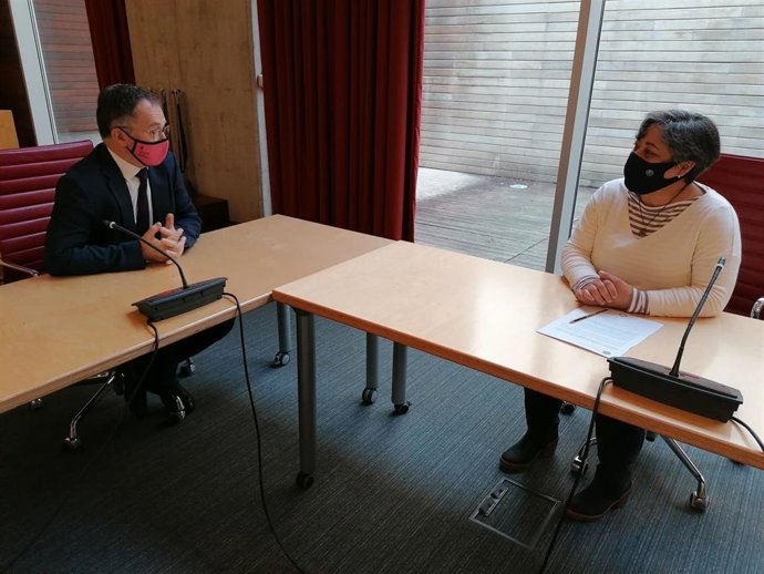 El conseller balear de Vivienda, Josep Marí, y la alcaldesa de Sant Lluís