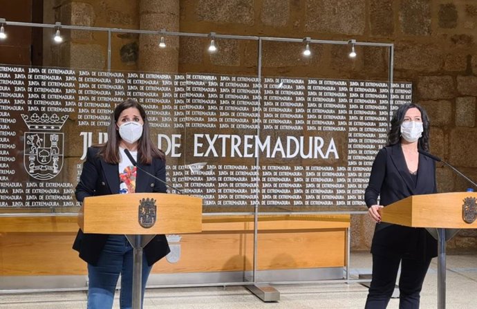 La consejera de Igualdad y portavoz de la Junta, Isabel Gil Rosiña, y la consejera de Educación y Empleo, Esther Gutiérrez, en rueda de prensa