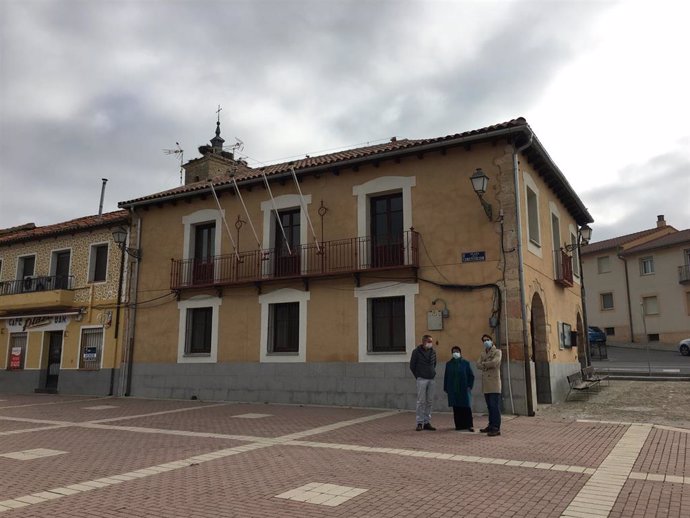 La alcaldesa (C) visita las obras en el centro cívico de Madrona