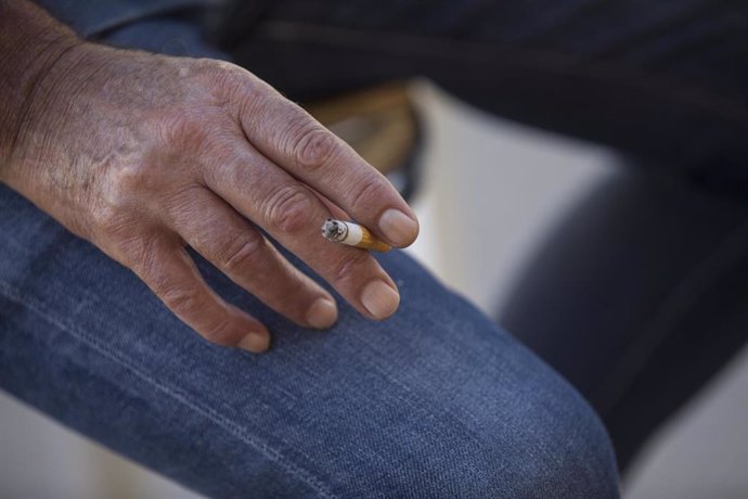 Archivo - Una persona fuma en la terraza de un bar durante el primer día de la prohibición de realizarlo en la vía pública en Andalucía si no existe una distancia de dos metros de separación con otras personas para evitar contagios de Covid-19. En Málag