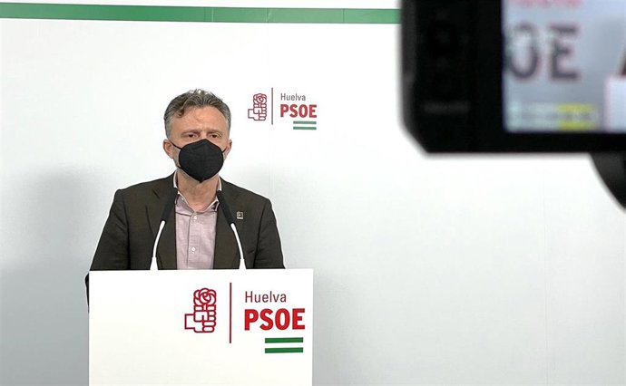 El portavoz parlamentario, José Fiscal, en rueda de prensa en Huelva.