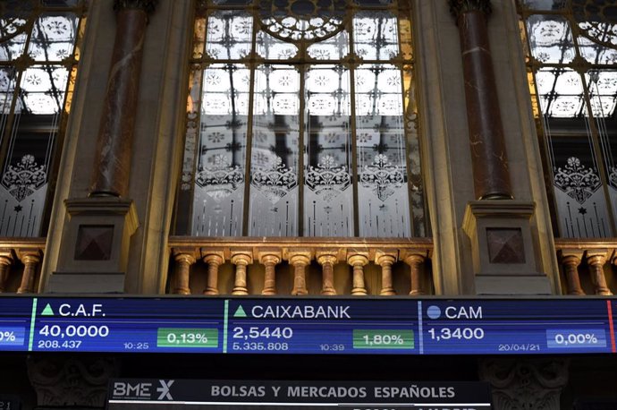 Valores del Ibex 35 en un panel del Palacio de la Bolsa.