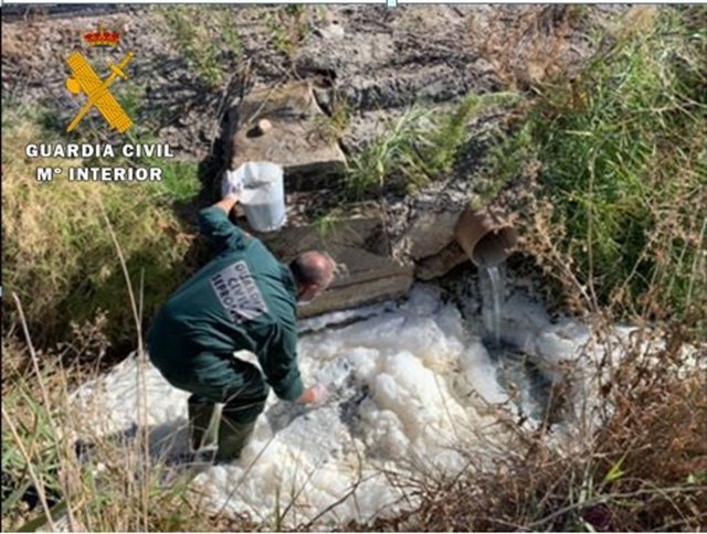 Un agente del Seprona toma muestras en el Arroyo 'Bodón de las Palomas'.