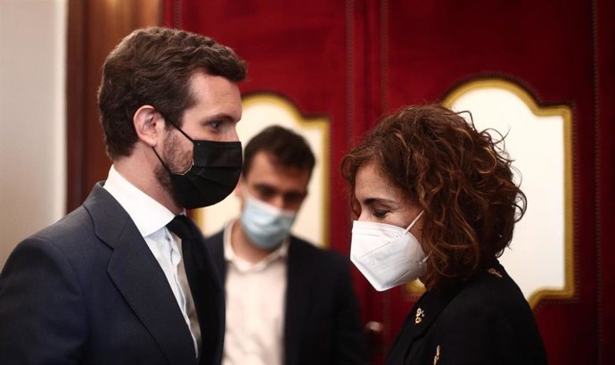 El líder del PP, Pablo Casado, conversa con la ministra portavoz y ministra de Hacienda, María Jesús Montero, en el Congreso