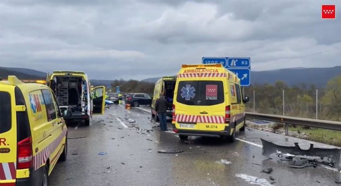 Un accidente de tráfico múltiple entre cuatro coches en la A1 deja dos heridos de 35 y 19 años