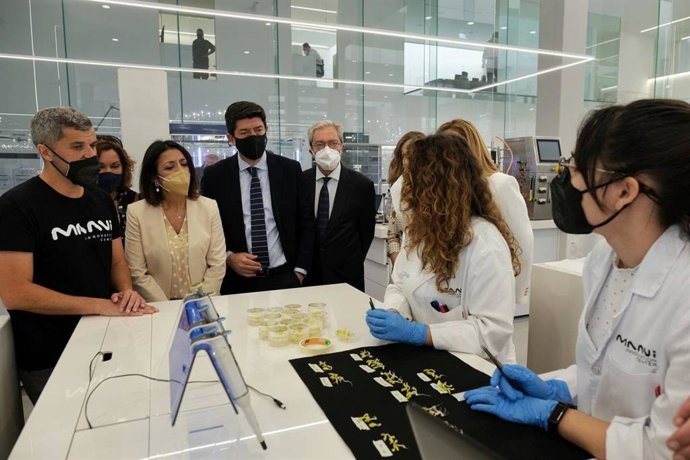 El vicepresidente de la Junta de Andalucía, Juan Marín, visita un centro tecnológico en Vícar (Almería) acompañado de otros cargos institucionales.