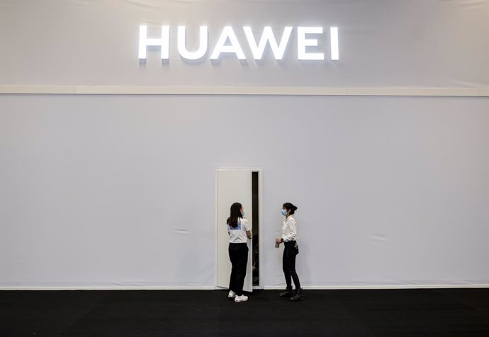 Archivo - 03 September 2020, Berlin: Two employees of the technology company Huawei stand in front of a side entrance to the company booth at the International Consumer Electronics Fair (IFA) which runs from 03 to 05 September. Photo: Fabian Sommer/dpa