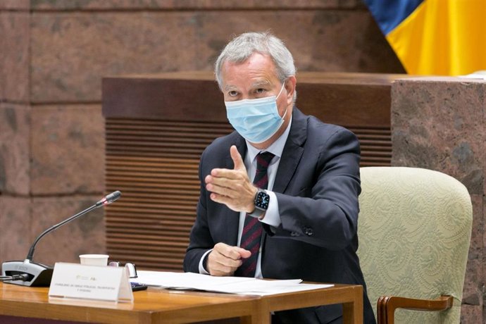 El consejero de Obras Públicas, Transportes y Vivienda del Gobierno de Canarias, Sebastián Franquis