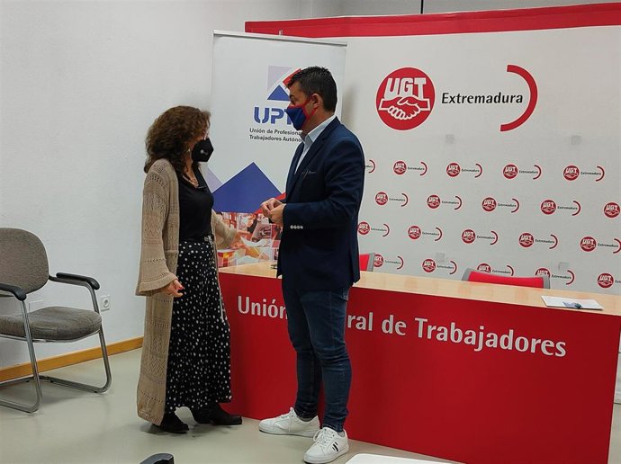 Patro Sánchez, de UGT Extremadura, y Eduardo Abad, de UPTA.