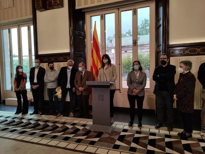 La presidenta del Parlament, Laura Borrs, con representantes del mundo científico
