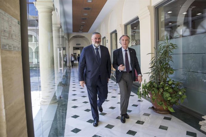 Archivo - Los delegados del Gobierno y de Salud de la Junta, Pablo García e Indalecio Sánchez-Montesinos, en imagen de archivo