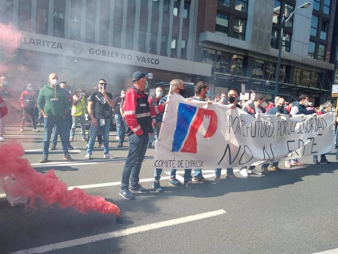 Concentración en Bilbao de plantilla de Petronor