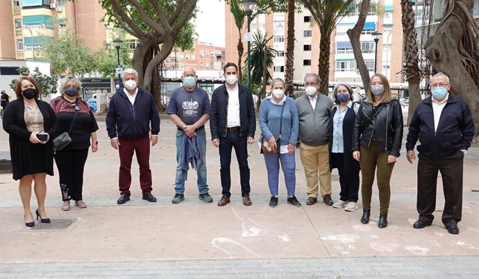 El portavoz del PSOE en el Ayuntamiento de Málaga, Daniel Pérez, junto con ediles socialistas en Bailén Miraflores