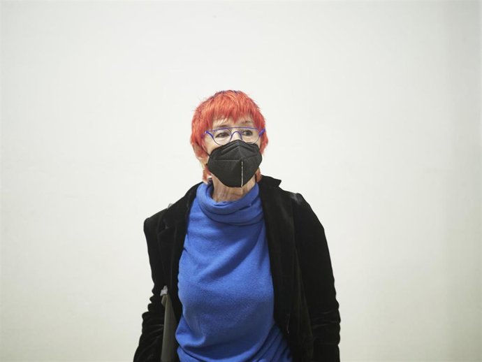 La consejera de Salud del Gobierno de Navarra, Santos Induráin a su llegada para ser vacunada contra el Covid-19 en el Antiguo colegio de Maristas, a 10 de abril de 2021, en Pamplona, Navarra (España). La consejera de Salud se vacuna con la dosis de Ast