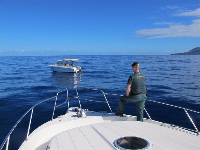 Archivo - Una patrulla de la Guardia Civil inspecciona una embarcación de recreo en La Palma