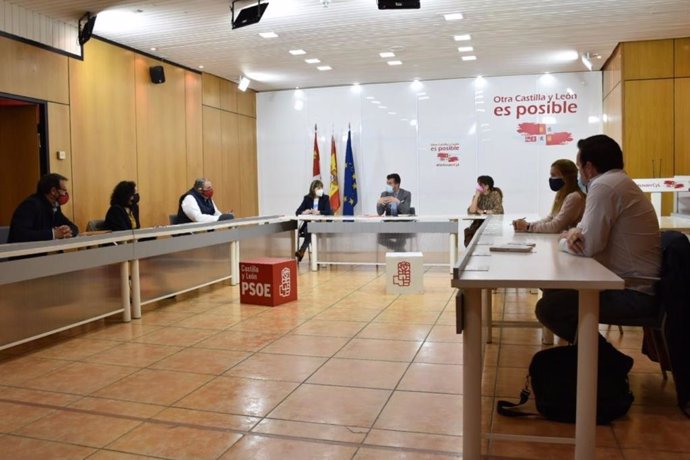 Imagen de la reunión entre los dirigentes del PSOE de CyL y los representantes de la FSPUGT