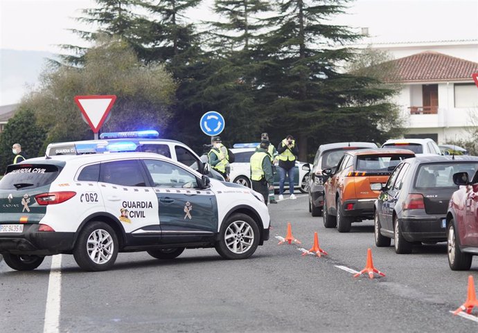 Archivo - Agentes de la Guardia Civil dan el alto a vehículos durante un control efectuado en Cantabria. Archivo
