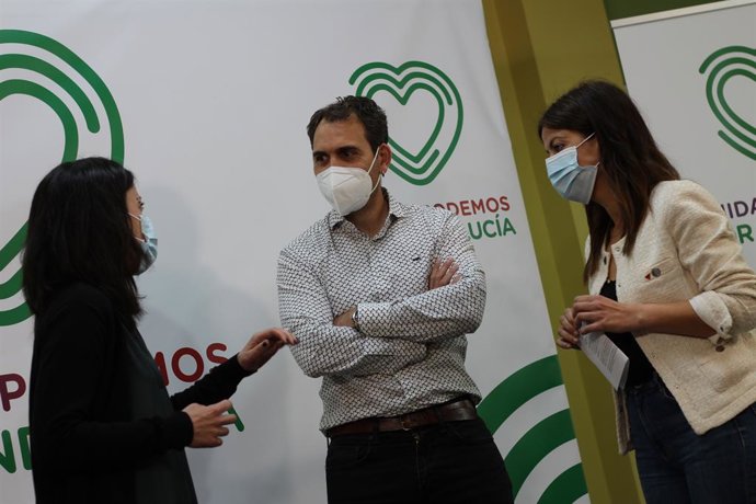 Los representantes de Unidas Podemos por Andalucía Isabel Franco, Toni Valero y Sira Rego, este miércoles en Sevilla.