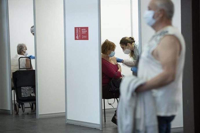 Una sanitaria vacuna a una mujer en el primer día de la vacunación masiva en la Comunidad Valenciana, a 19 de abril de 2021, en el Auditori de Castellón, Comunidad Valenciana, (España). Este es uno de los 70 dispositivos puestos en marcha para llevar a 