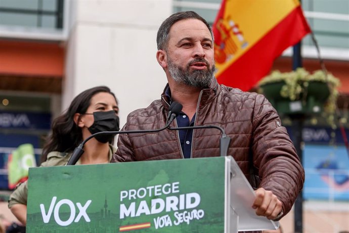 El líder de Vox, Santiago Abascal, realiza una intervención en el acto electoral del partido en Fuenlabrada, (Madrid, España), a 19 de abril de 2021