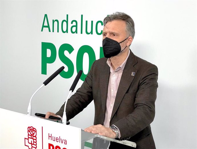 El portavoz parlamentario del Grupo Socialista en Andalucía, José Fiscal, en rueda de prensa en Huelva.