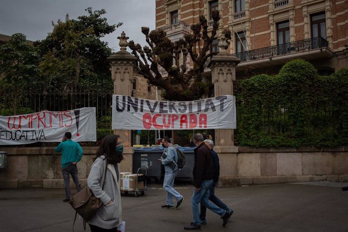 Un cartel colgado de un edificio ocupado de la Universitat de Barcelona (UB)