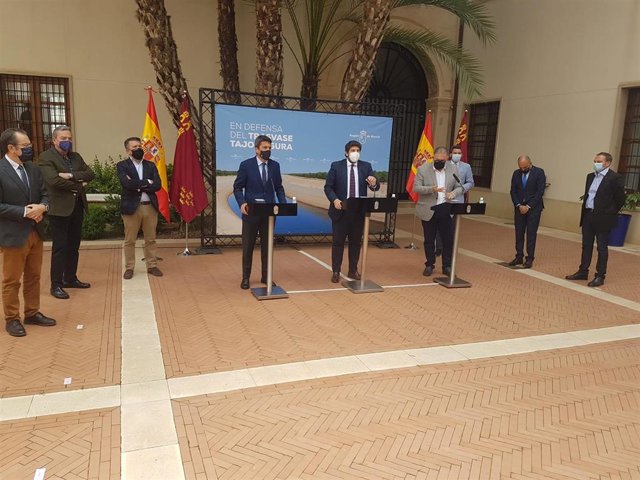 Los presidentes de la Región Murcia y de la Diputación de Alicante junto a representantes del sector agrícola