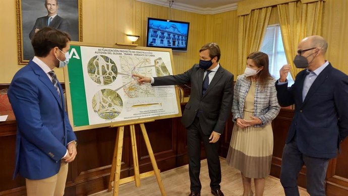El delegado del Gobierno andaluz, Antonio Repullo (centro), en su visita a Cabra.