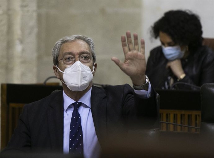 Archivo - El consejero de Economía, Rogelio Velasco, antes de su comparecencia en la primera jornada del Pleno del Parlamento de Andalucía. En Sevilla (Andalucía, España), a 24 de febrero de 2021.