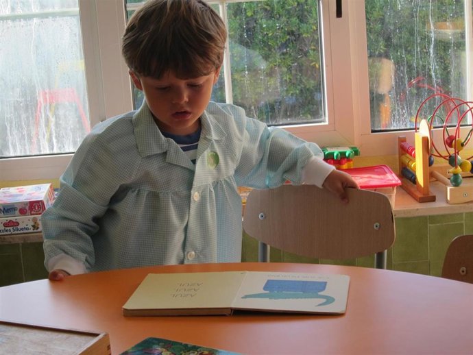 Archivo - Un niño en un aula