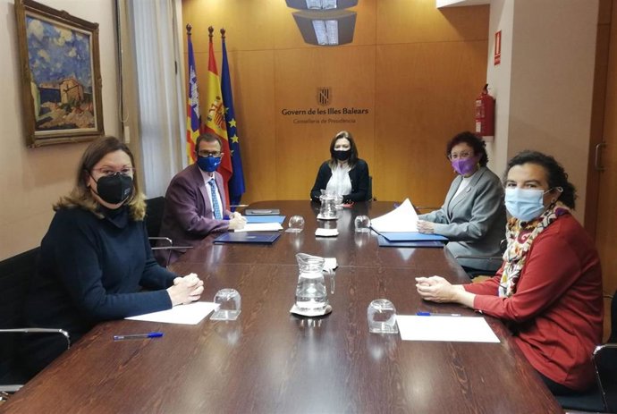 La consellera de Igualdad, Mercedes Garrido, y el rector de la UIB, Lloren Huguet, durante la firma de los convenios.
