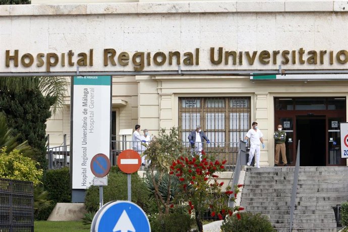 Archivo - Sanitarios en el Hospital Regional de Málaga 