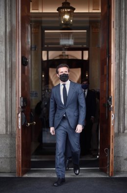 El líder del PP, Pablo Casado, sale tras una sesión de control al Gobierno Central, a 21 de abril de 2021, en el Congreso de los Diputados, Madrid, (España). 