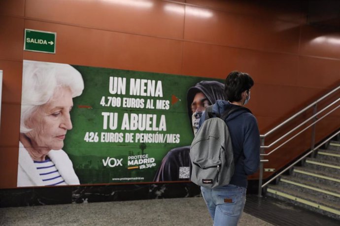 Cartel electoral de Vox en la estación de cercanías de Sol, a 21 de abril de 2021, en Madrid (España). 