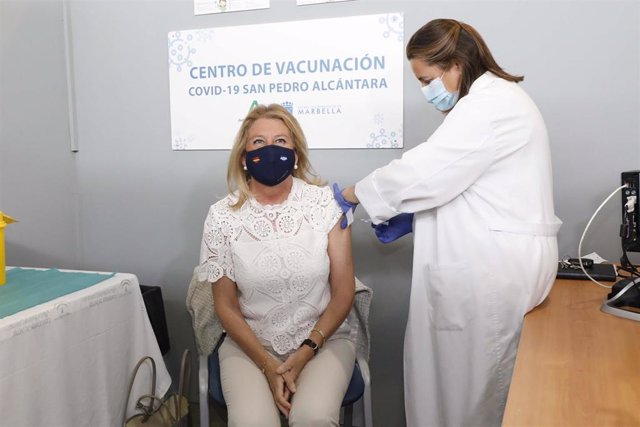La alcaldesa del municipio malagueño de Marbella, Ángeles Muñoz, recibe en el centro de vacunación de San Pedro Alcántara la primera inyección de AstraZeneca.