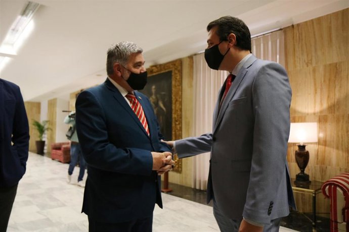 El alcalde de Córdoba, José María Bellido, y el alcalde de Écija (Sevilla), David García Ostos.