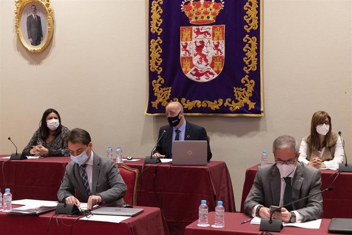 El presidente de la Diputación de Córdoba, Antonio Ruiz (centro), preside la sesión plenaria.
