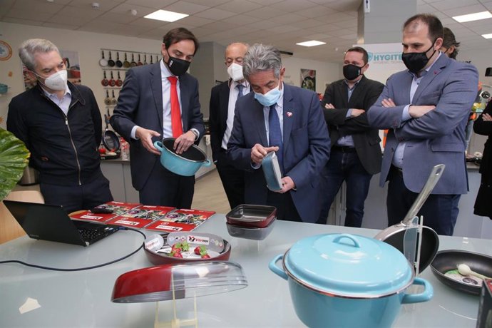El presidente de Cantabria, Miguel Ángel Revilla, y el consejero de Industria, Turismo, Innovación, Transporte y Comercio, Javier López Marcano, visitan la planta de Vitrinor, en Guriezo