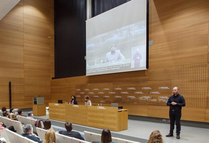 Archivo - Acto de la Presidenta Chivite con asistencia de intérprete de lengua de signos y transmisión en streaming subtitulado