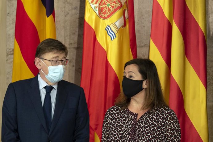 El presidente de la Generalitat Valenciana, Ximo Puig y la presidenta de les Illes Balears, Francina Armengol posan a su llegada para una reunión, en el Palau de la Generalitat