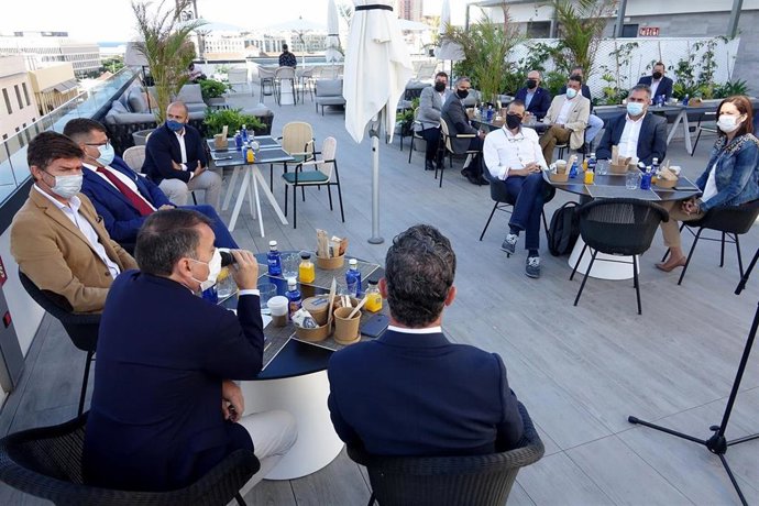 El alcalde de Santa Cruz de Tenerife, José Manuel Bermúdez, preside una reunión de trabajo entre una veintena de empresas que operan en el puerto de la ciudad y Ashotel