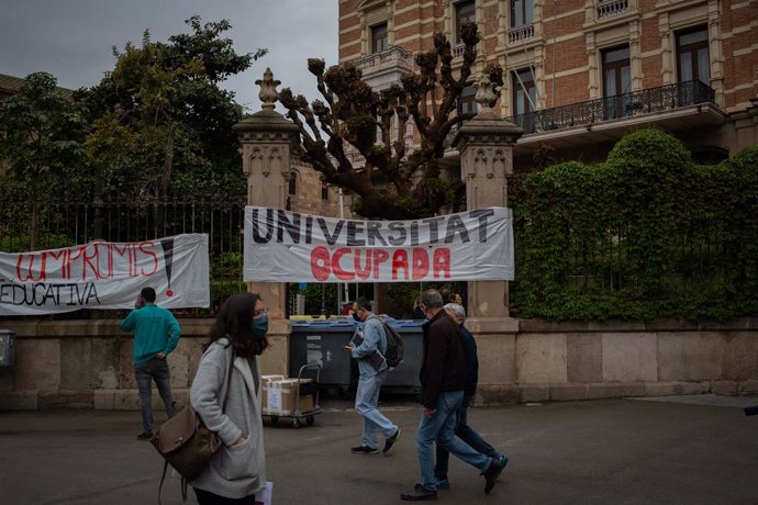 Un cartell penjat en un edifici ocupat de la Universitat de Barcelona.