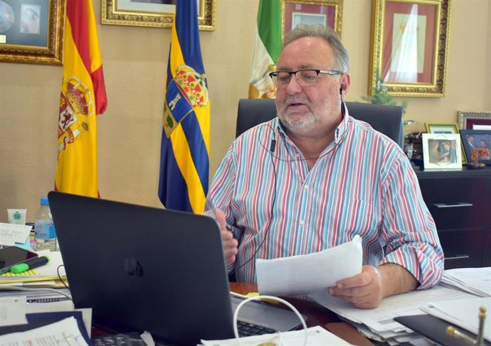 El alcalde de Alhaurín de la Torre, Joaquín Villanova, interviene en la tribuna de alcaldes del pleno de la Diputación de Málaga