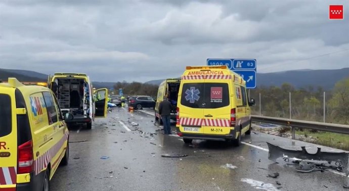 Un accidente de tráfico múltiple entre cuatro coches en la A1 deja dos heridos de 35 y 19 años.