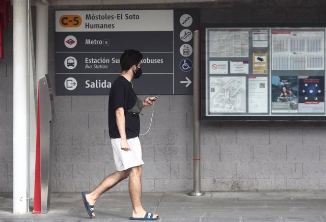 Un hombre camina por un andén de la Estación de Renfe de Méndez Álvaro, en Madrid