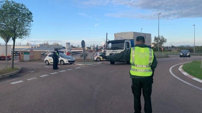 Archivo - Control de tráfico de la Guardia Civil.