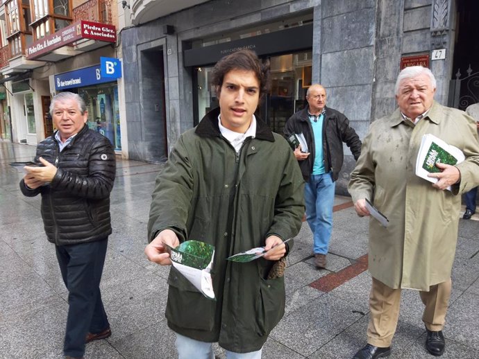 Archivo - El cabeza de lista de Vox en Asturias al Congreso de los Diputados, José María Figaredo, durante el reparto de folletos de campaña electoral en Gijón